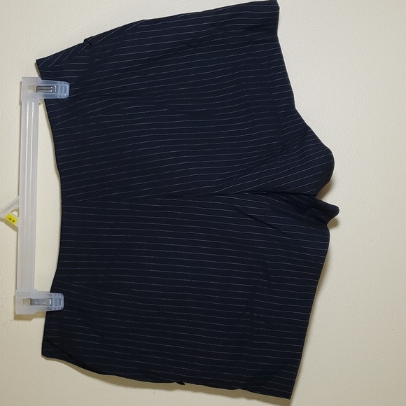 ESPRIT pinstripe stretchy shorts - Picture 2 of 3
